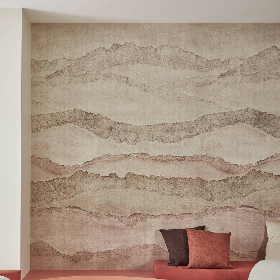 Salon avec papier peint style minéral dans les tons beige
