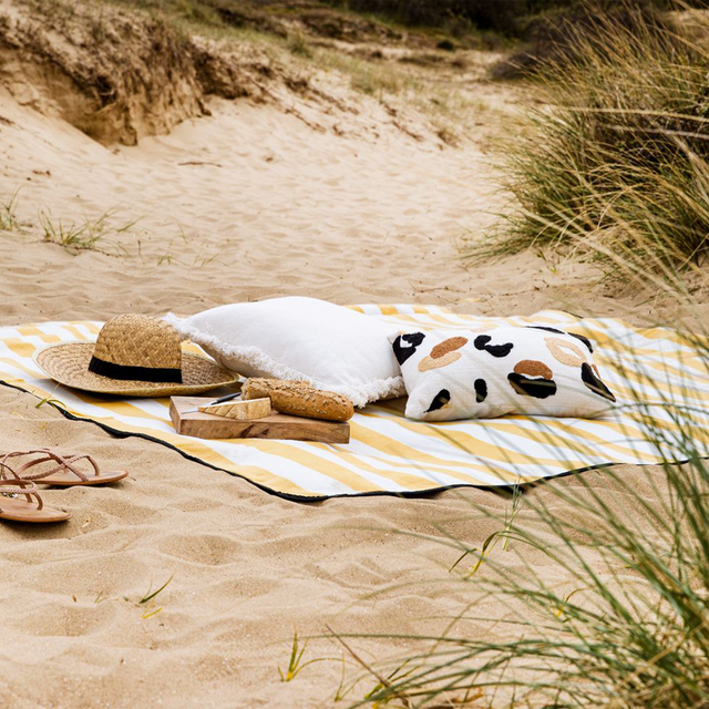 Coussin LIP ART coloris beige 30 x 45 cm