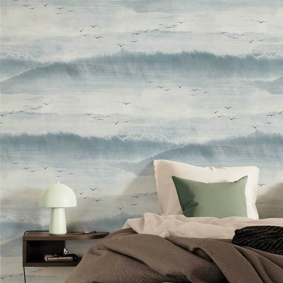 Chambre avec papier peint nuageux bleu et silhouettes d'oiseaux