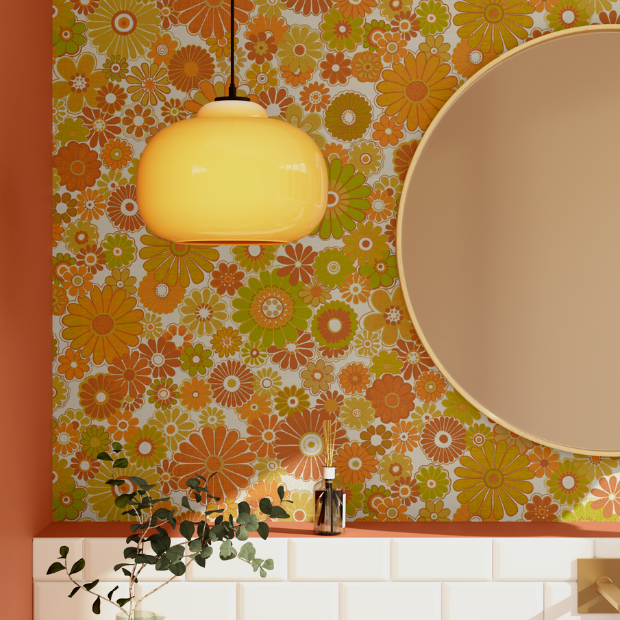 Papier peint orange motif fleurs vintage dans une salle de bain