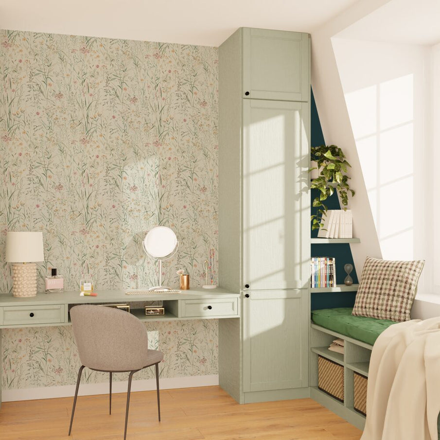 Papier peint motif fleurs des champs dans un bureau aux tons vert sauge