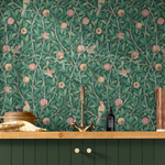 Papier peint vert style vintage anglais motif feuillages et grenade et oiseaux posé dans une cuisine
