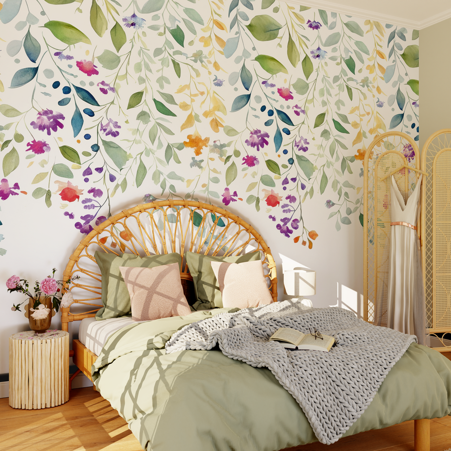 Chambre ambiance bohème avec papier peint à motif de feuillage tombant coloré