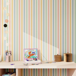 papier peint à rayures fines verticales et multicolores dans une chambre d'enfant