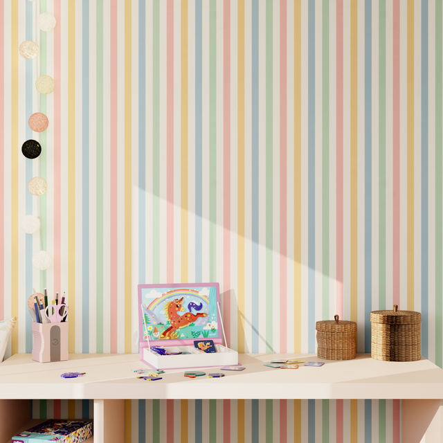 papier peint à rayures fines verticales et multicolores dans une chambre d'enfant