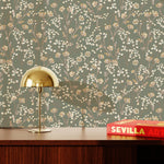 Papier peint vert et beige à motif fleuri, lampe champignon dorée