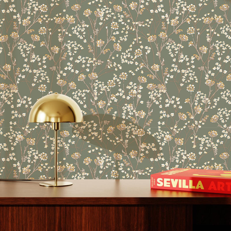 Papier peint vert et beige à motif fleuri, lampe champignon dorée