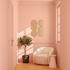 Entrée en rose avec fauteuil beige