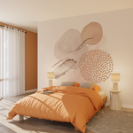 Chambre aux tons beige et orangé, papier peint panoramique beige au motif abstrait