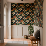 Papier peint fleuri dans une entrée avec soubassement beige