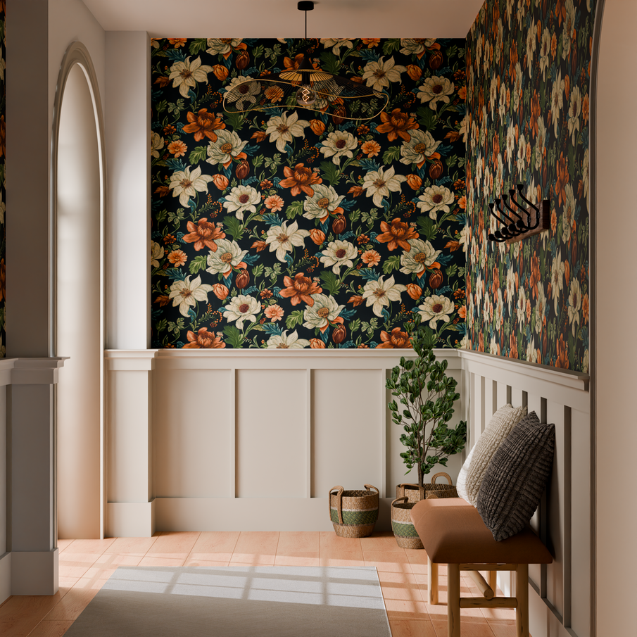 Papier peint fleuri dans une entrée avec soubassement beige
