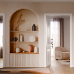 Décor panoramique en trompe l'oeil étagère en niche avec déco dans un couloir