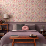 Chambre au ton rose et violet avec papier peint rose au motif floral