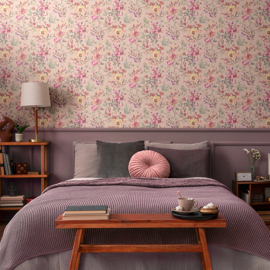 Chambre au ton rose et violet avec papier peint rose au motif floral