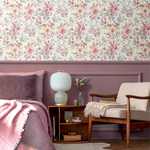 Chambre aux murs avec soubassement et papier peint fleuri