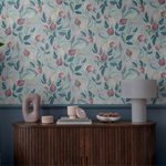 Mur au papier peint fleuri, buffet en bois