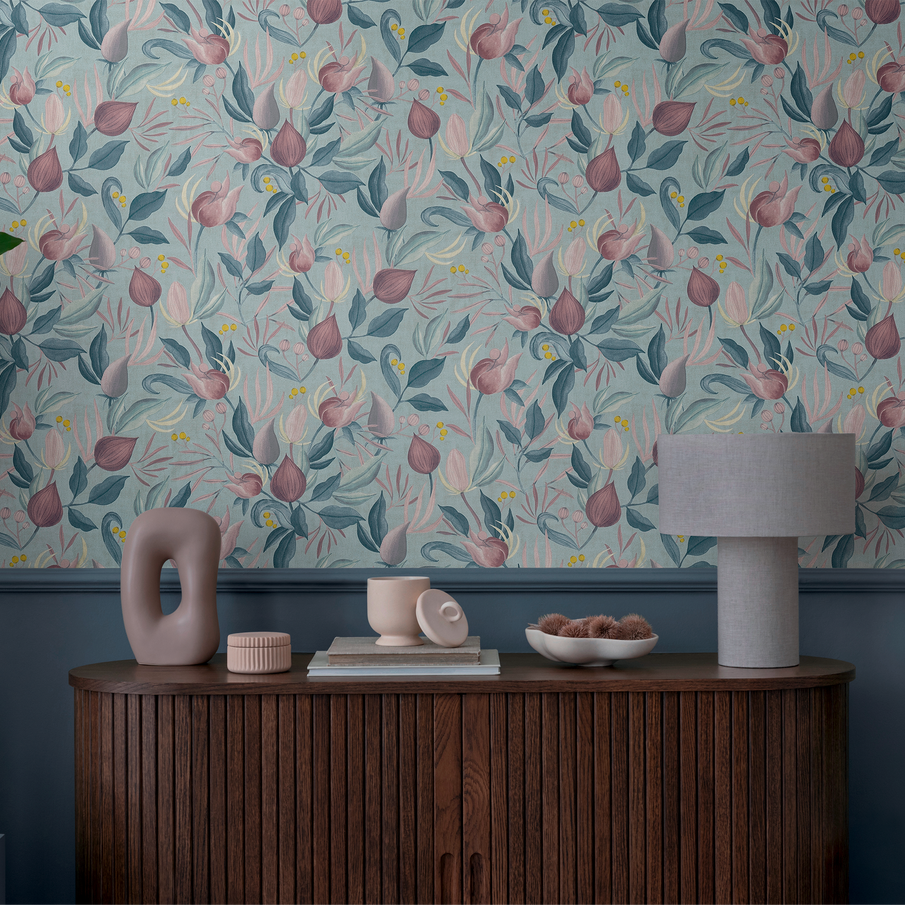 Mur au papier peint fleuri, buffet en bois
