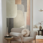 Coin de salon avec papier peint motif abstrait et fauteuil en laine bouclé