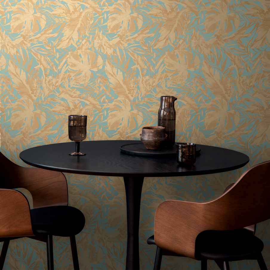 Papier peint au motif feuillage jaune sur fond bleu ciel