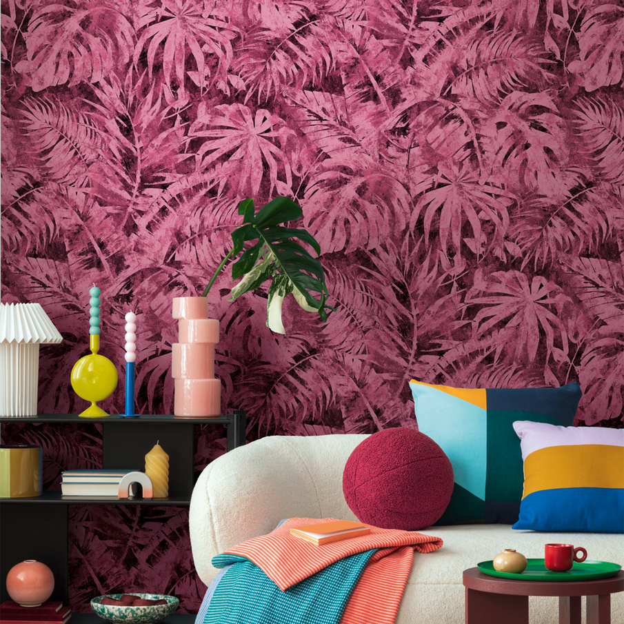 Salon coloré, papier peint panoramique rose fuchsia au motif feuillage