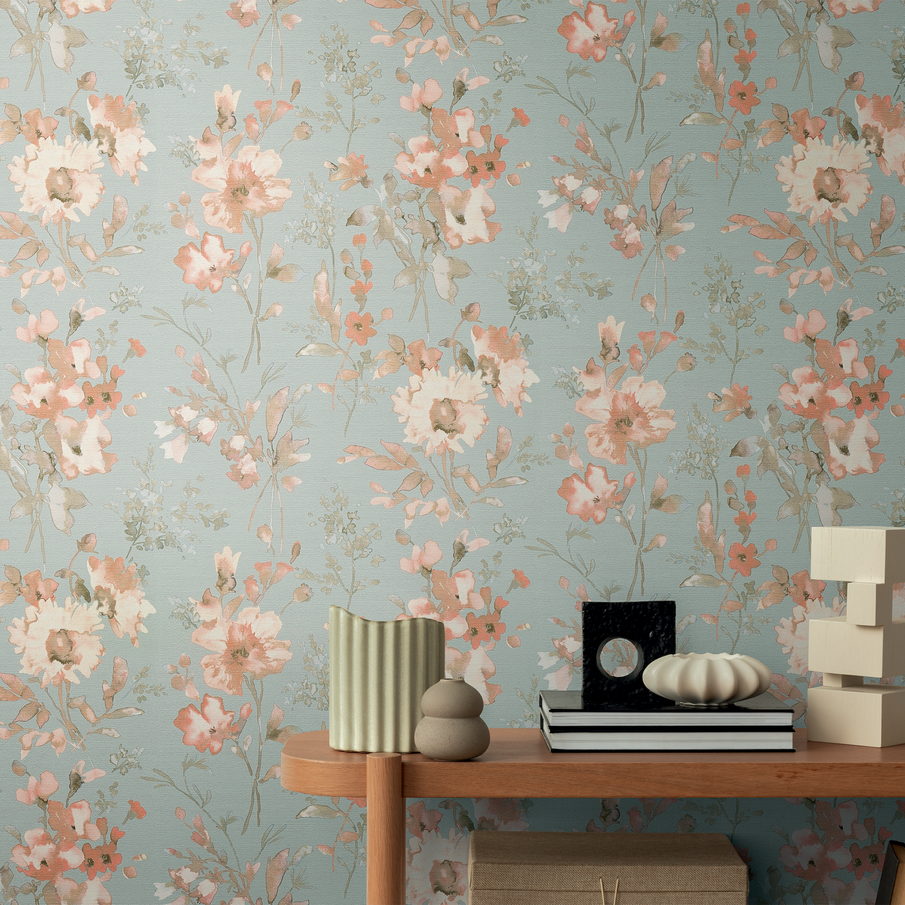 Papier peint fleuri dans les tons rose sur fond bleu