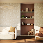 Papier peint motif fleuri beige dans un salon style maison de campagne
