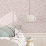 Chambre aux tons clairs, papier peint rose poudré à motif feuillage