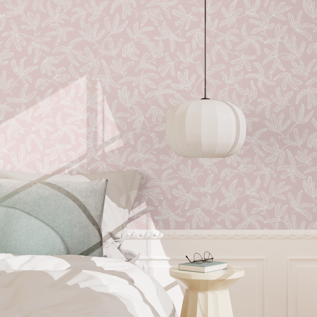 Chambre aux tons clairs, papier peint rose poudré à motif feuillage