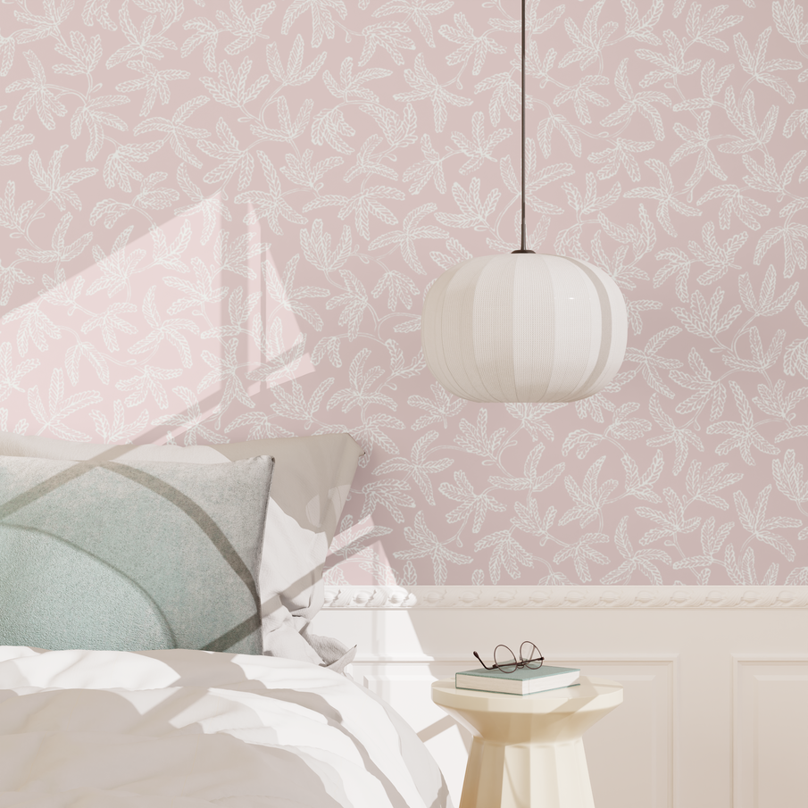 Chambre aux tons clairs, papier peint rose poudré à motif feuillage