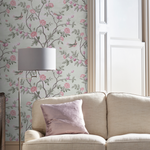 Salon aux tons beige et rose pastel avec papier peint fleuri
