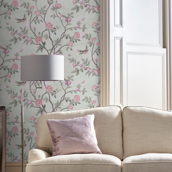 Salon aux tons beige et rose pastel avec papier peint fleuri