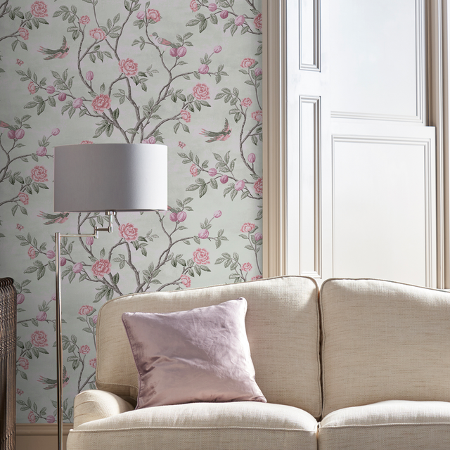 Salon aux tons beige et rose pastel avec papier peint fleuri