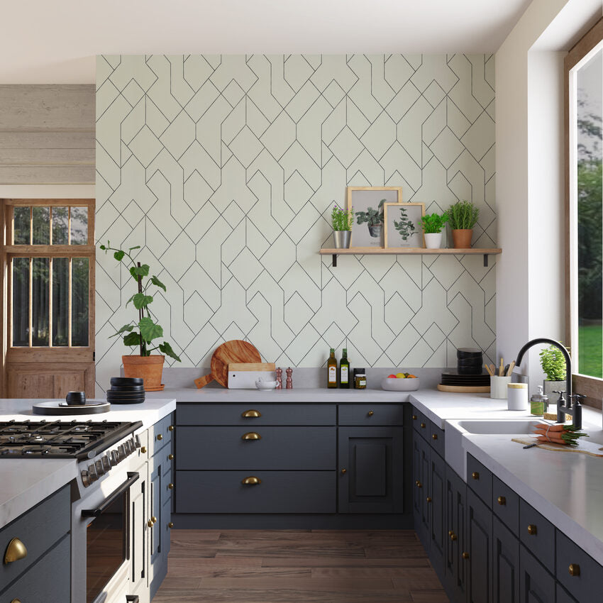 Cuisine en gris ardoise avec îlot central et papier peint géométrique en gris clair