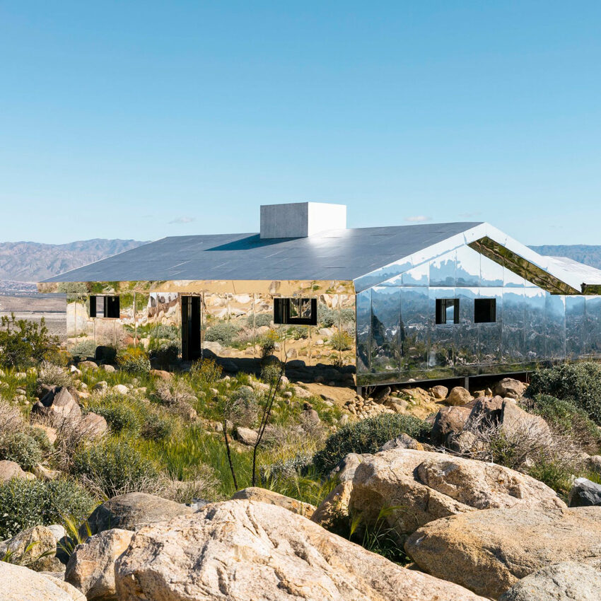 Maison recouverte de miroir dans le désert californien