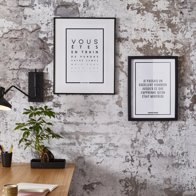 Papier peint imitation mur de briques abîmé dans un décor de bureau