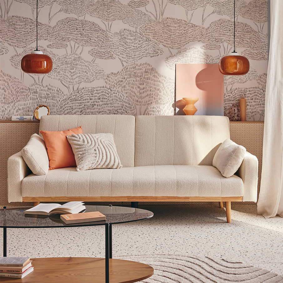 Salon beige avec papier peint arbre, canapé beige, suspensions orangés