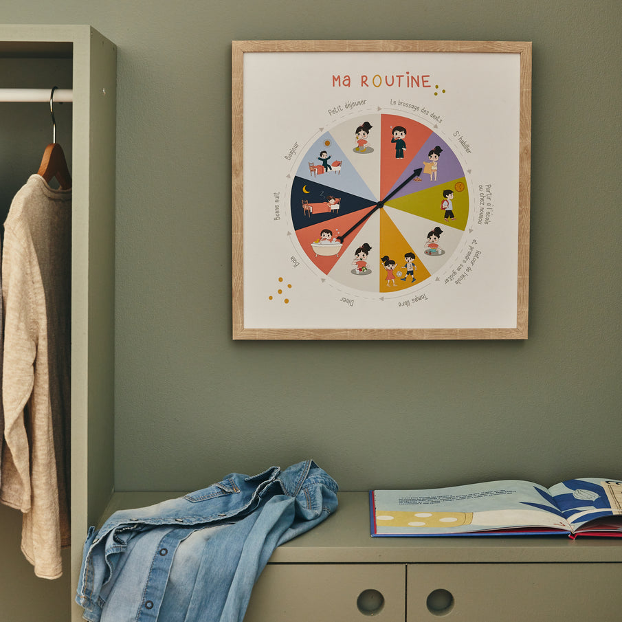 Tableau embelli pour enfant MA ROUTINE accroché au mur couleur vert kaki