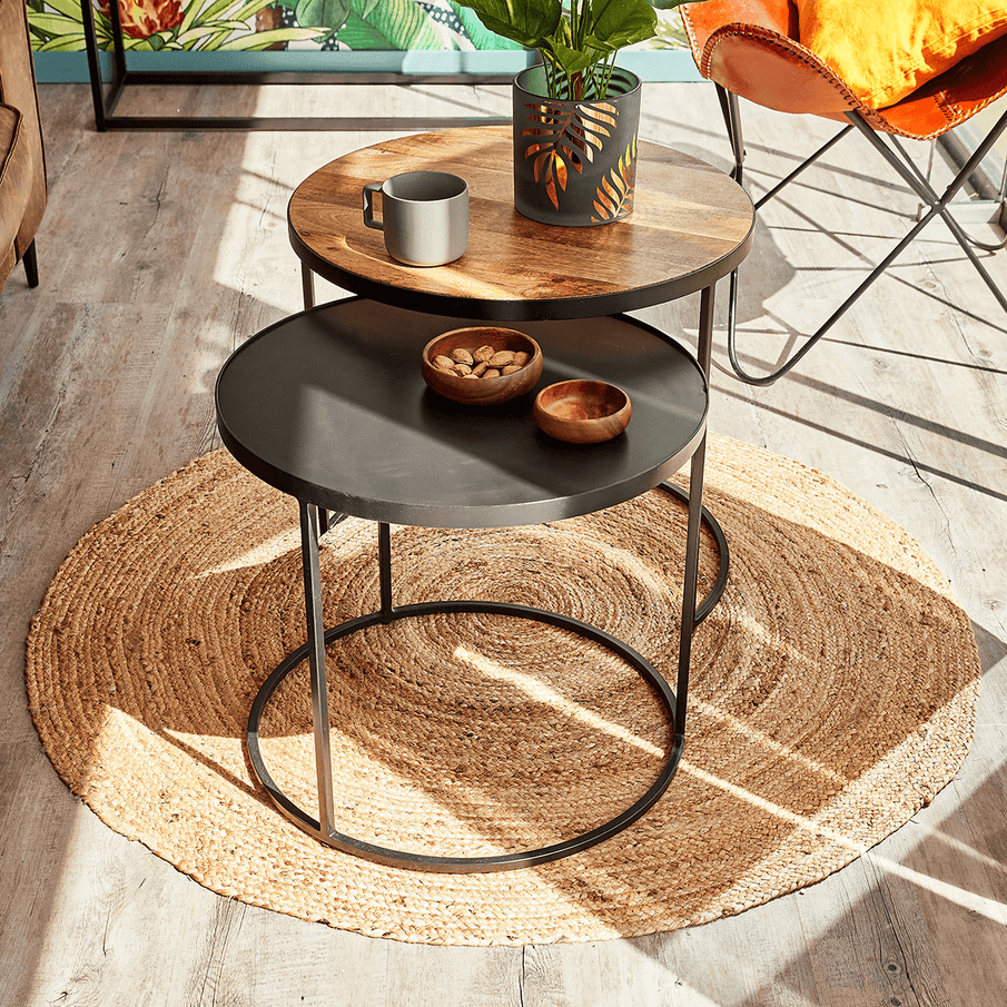 Tapis en jute avec 2 tables basses rondes modulables
