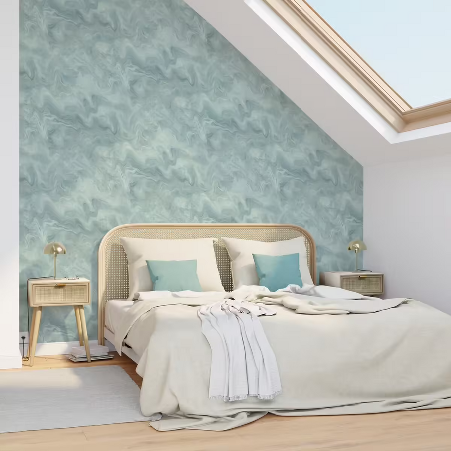 Papier peint à marbrures couleur vert d'eau dans chambre sous pente