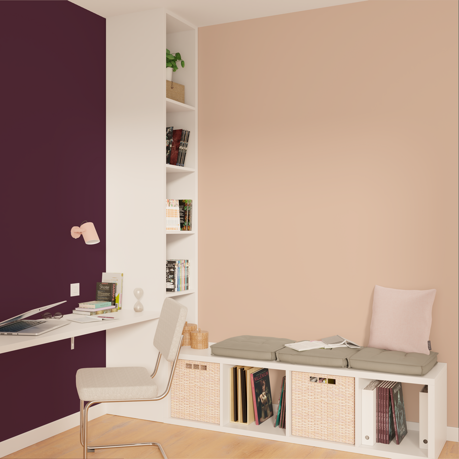 Déco bureau murs peints en beige rosé et violet foncé