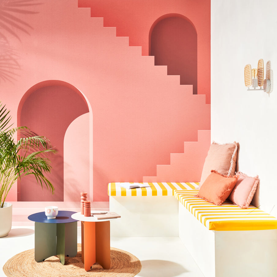 Papier peint rose avec arche et escalier dans ambiance terrasse