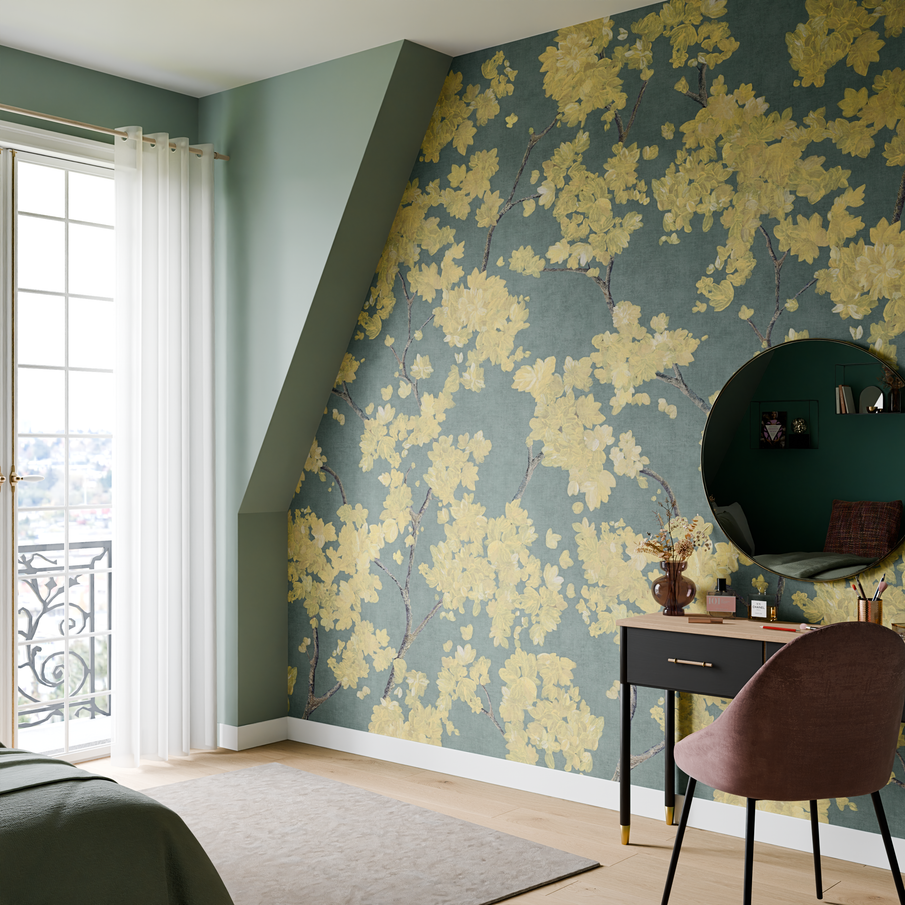 Déco d'un coin coiffeuse dans une chambre avec papier peint motif floral vert et jaune