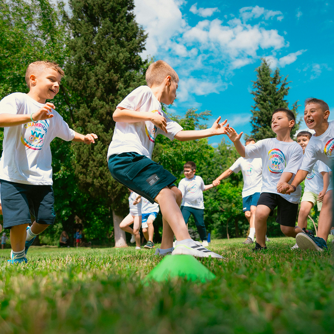 Groupe de garçons jouant en extérieur