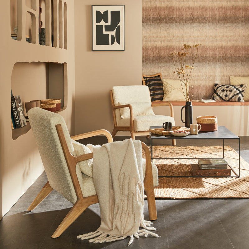 Salon aux murs couleur muscade, différentes alcôves sont creusées dans le mur, 2 fauteuils en bois et en laine bouclée