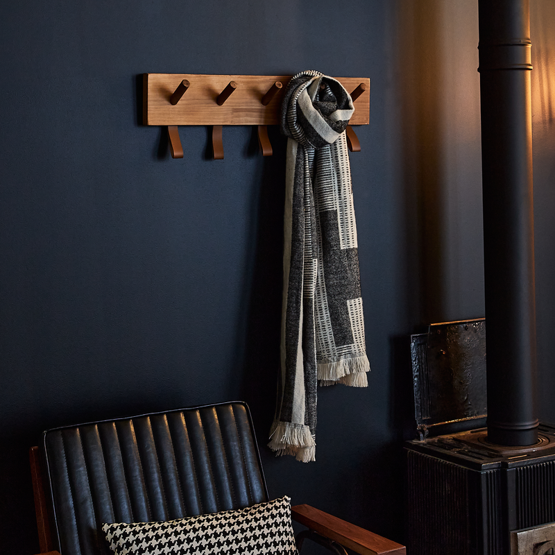 Déco salon mur peint en bleu nuit