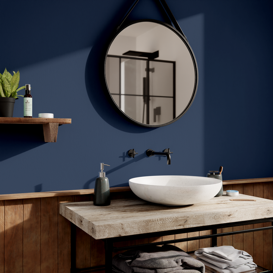 Salle de bain style industriel avec mur bleu nuit