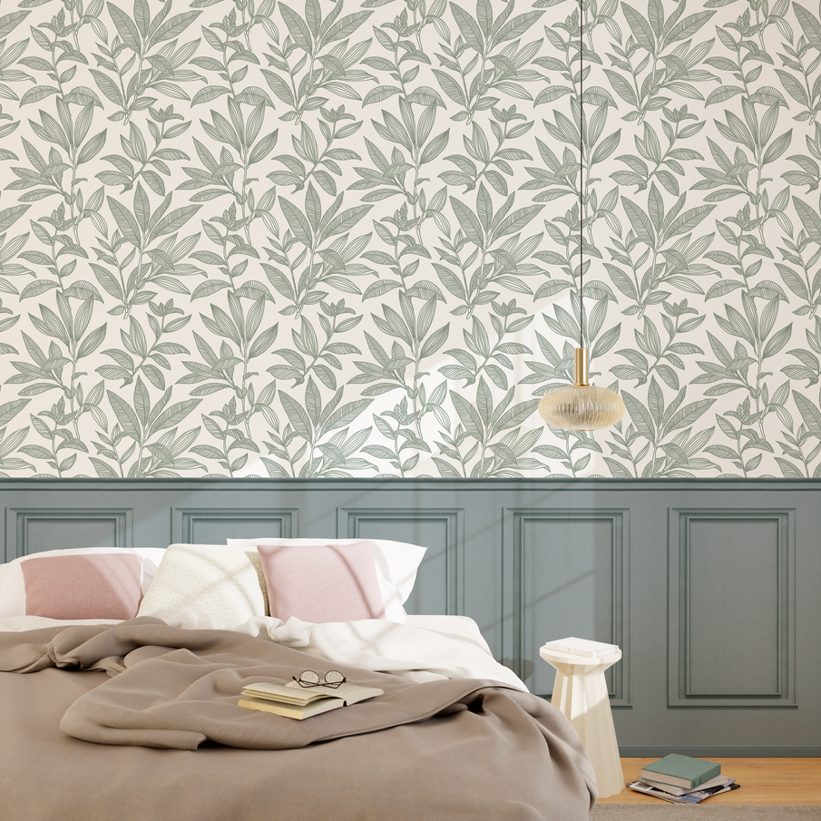 Papier peint motif feuillage avec soubassement moulures vert de gris dans un décor de chambre