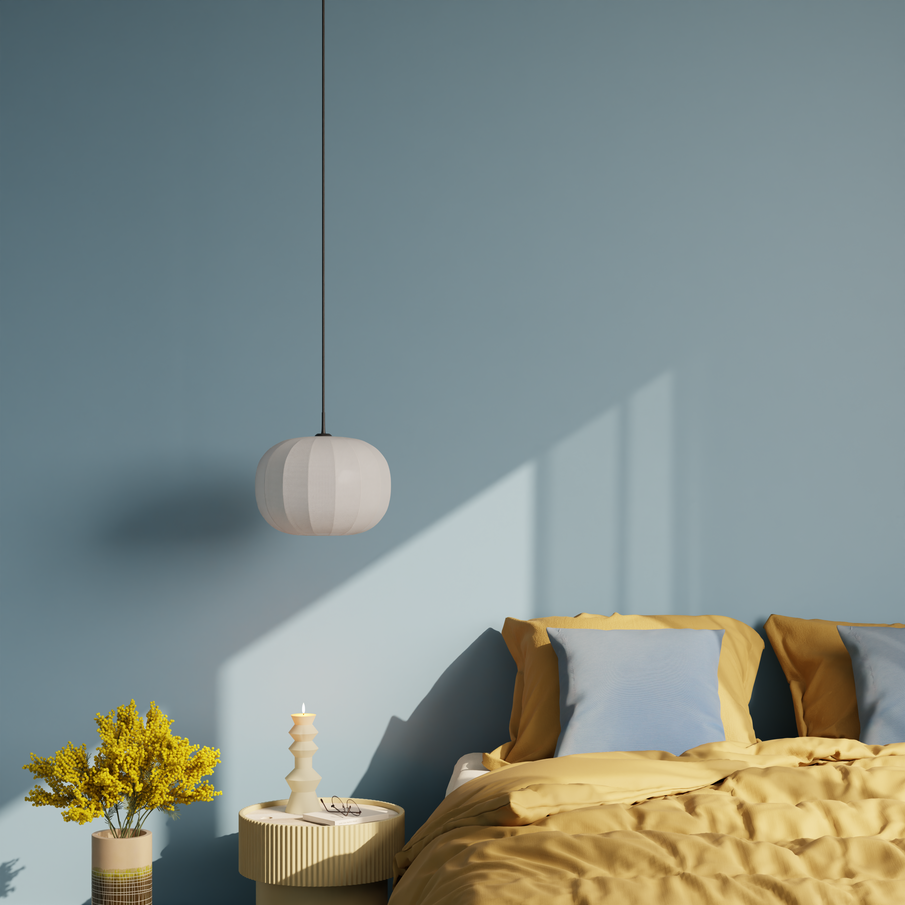 Déco chambre couleurs pastel, parure de lit jaune, murs bleu ciel, suspension ronde tissu blanc