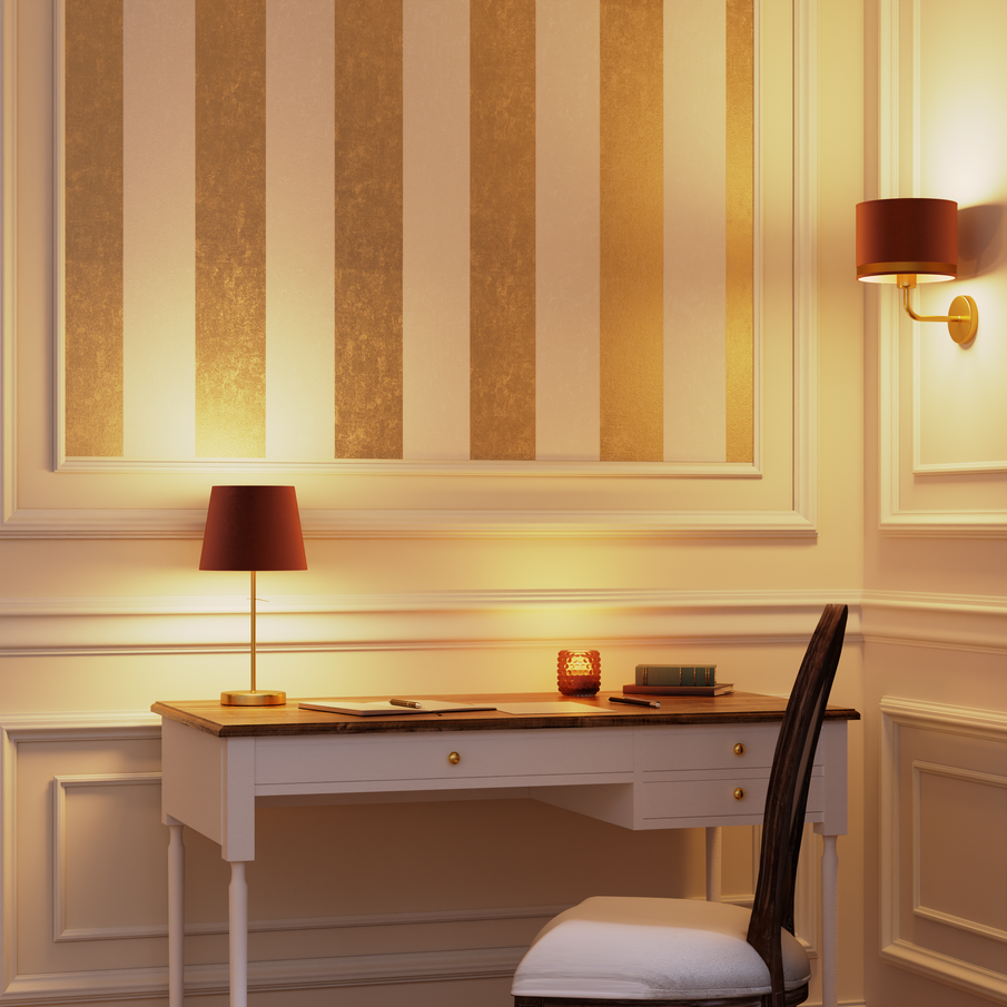 Vue d'un coin bureau chic avec moulures et papier peint rayures au mur