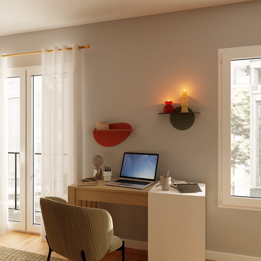 Coin bureau aménagé dans un salon face à la fenêtre